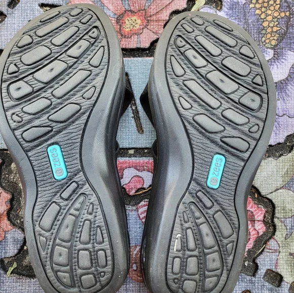 BZees: Desire Wedge Sandal - Picture 5 of 8